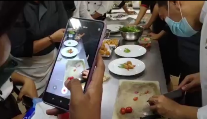 Pelatihan Plating Menu Persiapan UKK di SMK PGRI 5 DENPASAR